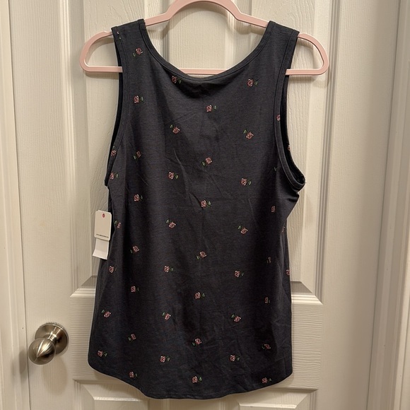 Rebellious One Roses top - Picture 6 of 6